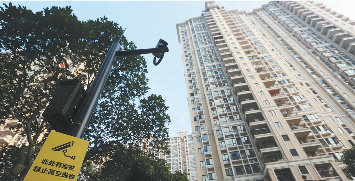 小區(qū)里安裝的監(jiān)控高空拋物攝像頭。.jpg 小區(qū)里安裝的監(jiān)控高空拋物攝像頭。.jpg