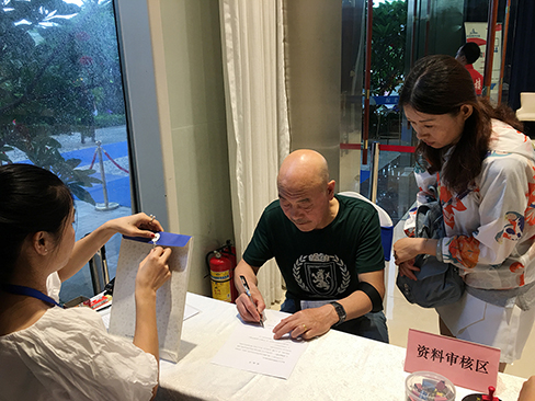 業主開啟幸福的大門.jpg 業主開啟幸福的大門.jpg