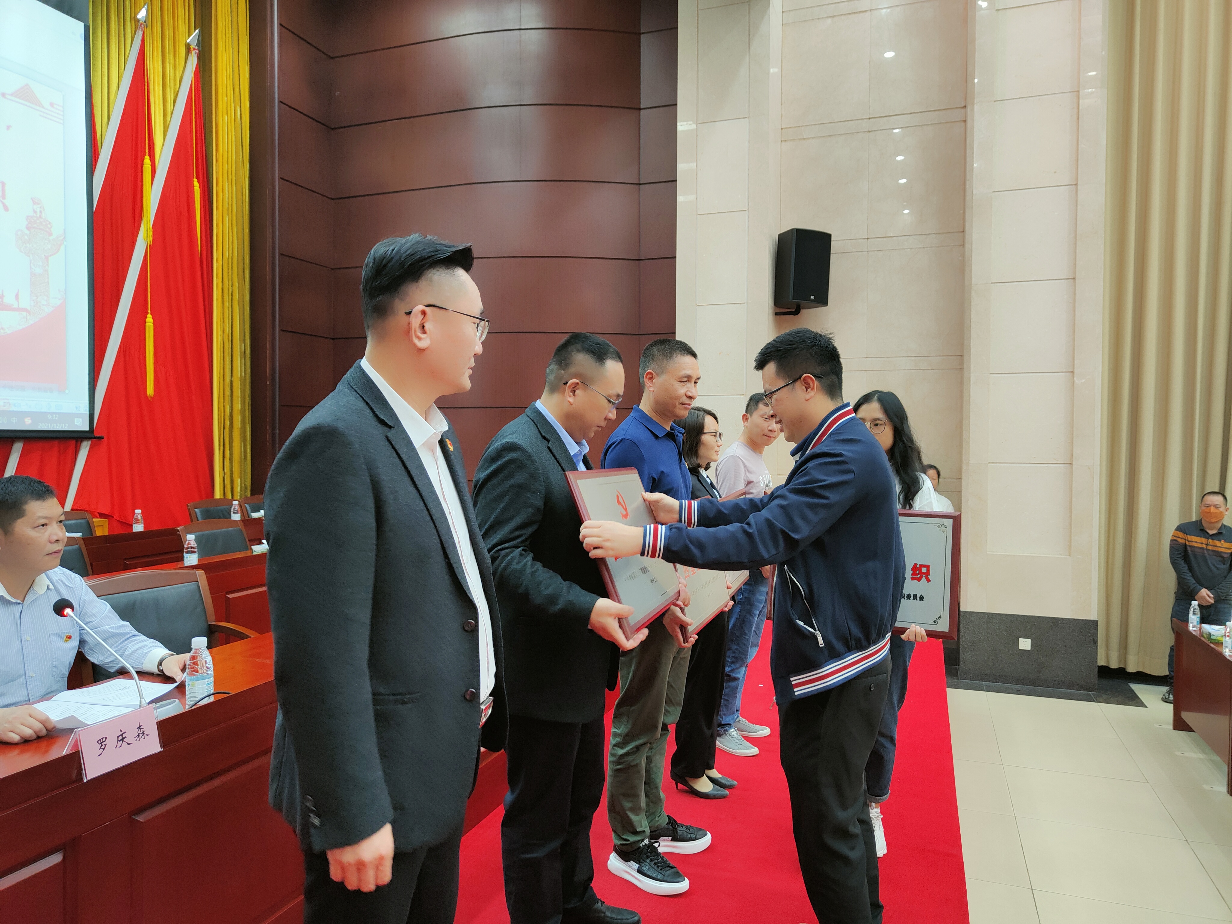 塘廈鎮(zhèn)“兩新”組織黨委副書記、黨建服務(wù)中心主任羅肖峰為三正房地產(chǎn)黨支部星級(jí)黨組織頒發(fā)了“四星級(jí)黨組織”牌匾.jpg 塘廈鎮(zhèn)“兩新”組織黨委副書記、黨建服務(wù)中心主任羅肖峰為三正房地產(chǎn)黨支部星級(jí)黨組織頒發(fā)了“四星級(jí)黨組織”牌匾.jpg